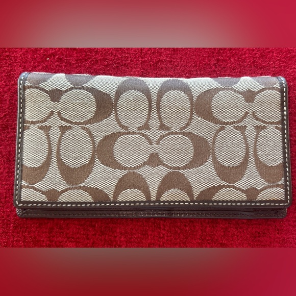 Coach Handbags - EUC COACH Classic Signature logo Wallet